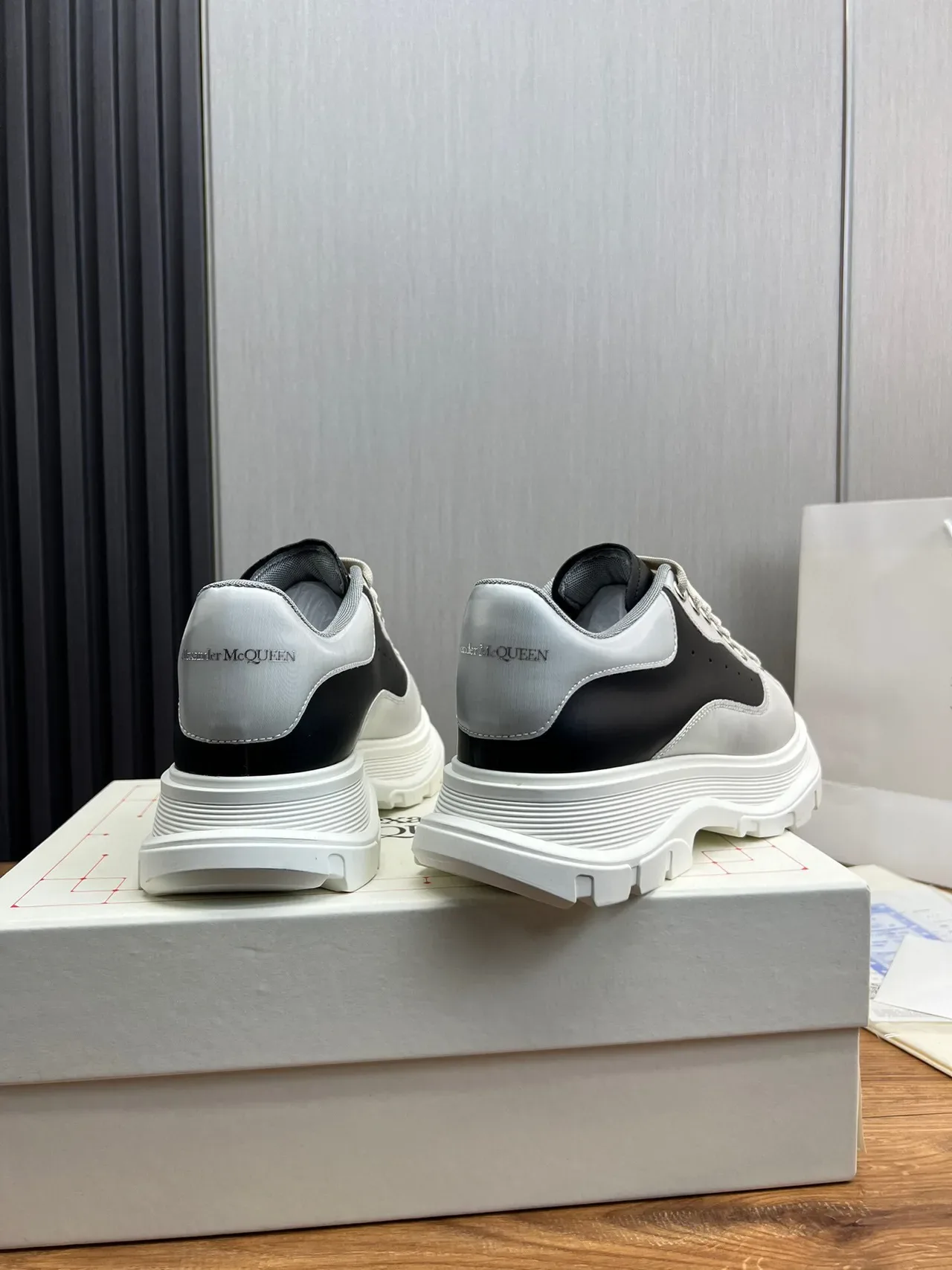Alexander McQueen ওভারসাইজড ব্ল্যাক এবং সিলভার চাঙ্কি স্নিকার 6