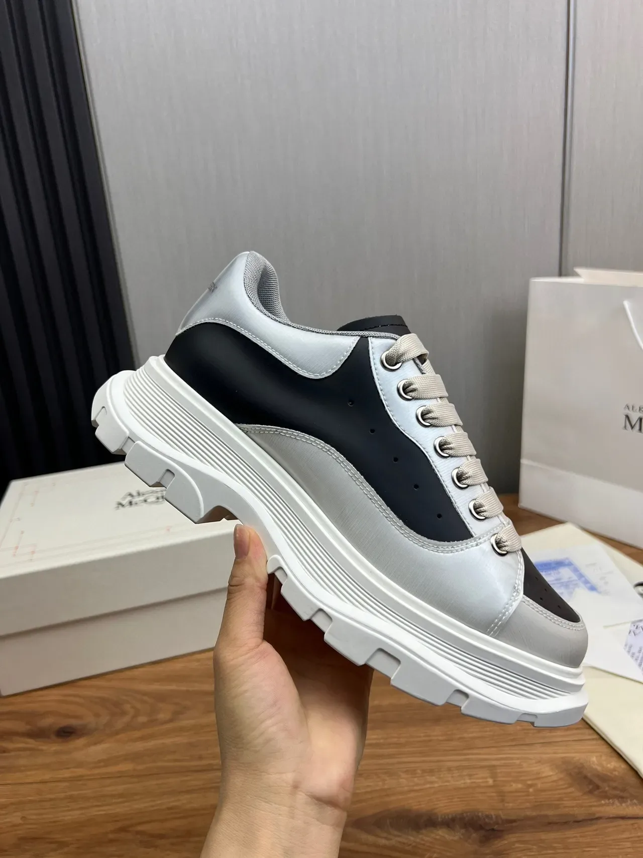 Alexander McQueen ওভারসাইজড ব্ল্যাক এবং সিলভার চাঙ্কি স্নিকার 7