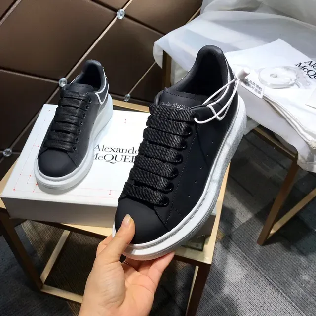 Alexander McQueen حذاء رياضي Oversized أسود وأبيض ستايل حياة 2