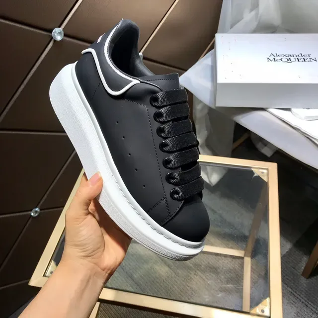 Alexander McQueen حذاء رياضي Oversized أسود وأبيض ستايل حياة 3