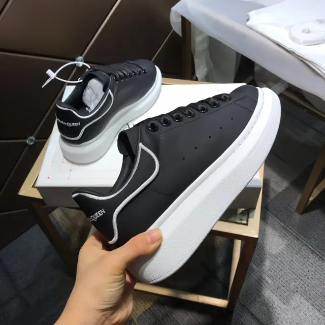 Alexander McQueen حذاء رياضي Oversized أسود وأبيض ستايل حياة 4