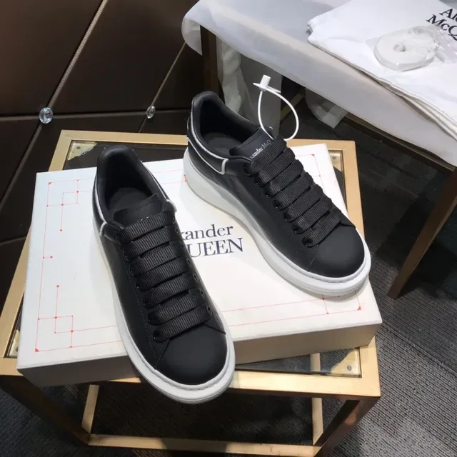 Alexander McQueen حذاء رياضي Oversized أسود وأبيض ستايل حياة 7