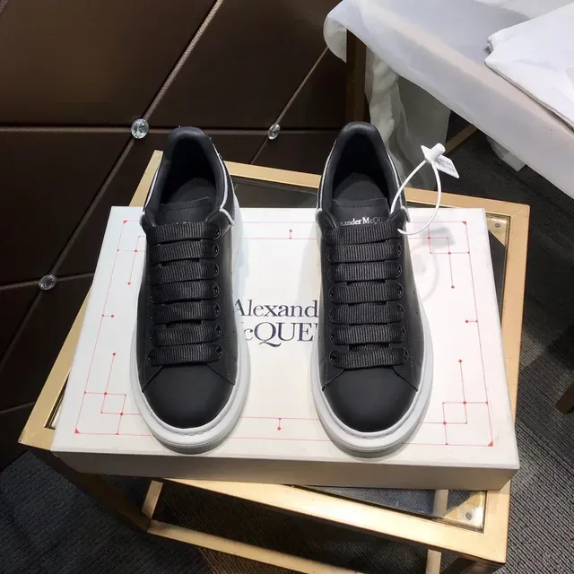 Alexander McQueen حذاء رياضي Oversized أسود وأبيض ستايل حياة 9