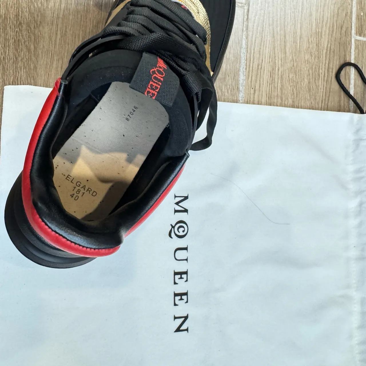 Alexander McQueen ওভারসাইজড স্নিকার কালো লাল সোনা চাঙ্কি স্নিকার 2