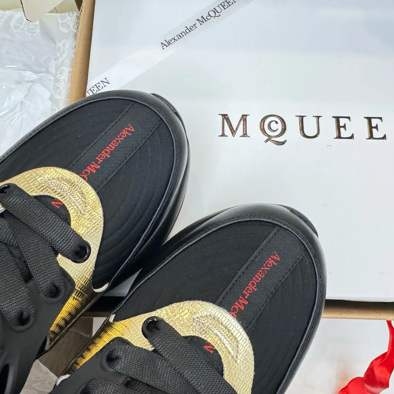 Alexander McQueen ওভারসাইজড স্নিকার কালো লাল সোনা চাঙ্কি স্নিকার 3