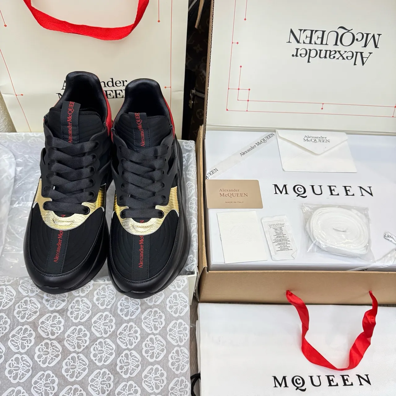 Alexander McQueen ওভারসাইজড স্নিকার কালো লাল সোনা চাঙ্কি স্নিকার 4