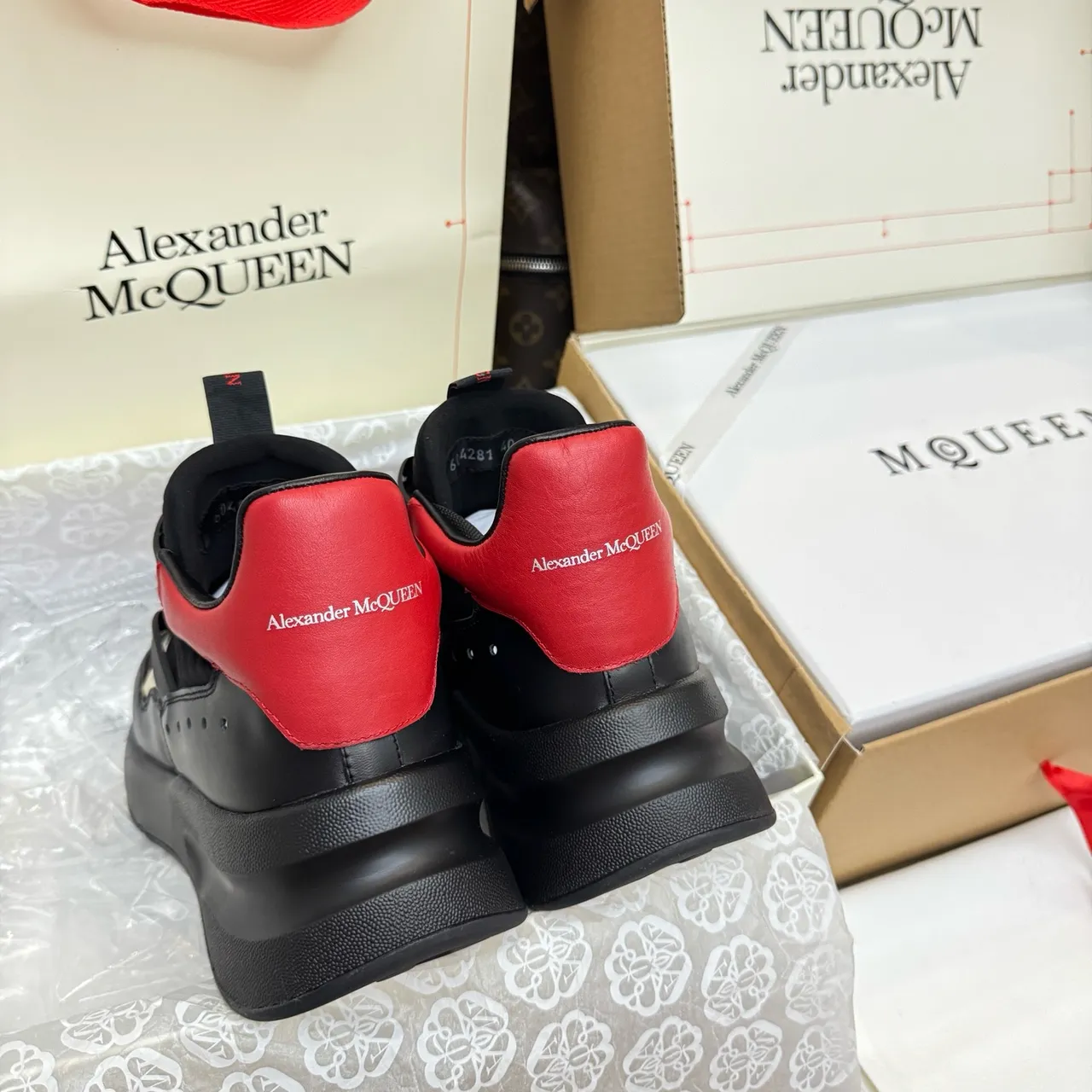Alexander McQueen ওভারসাইজড স্নিকার কালো লাল সোনা চাঙ্কি স্নিকার 5
