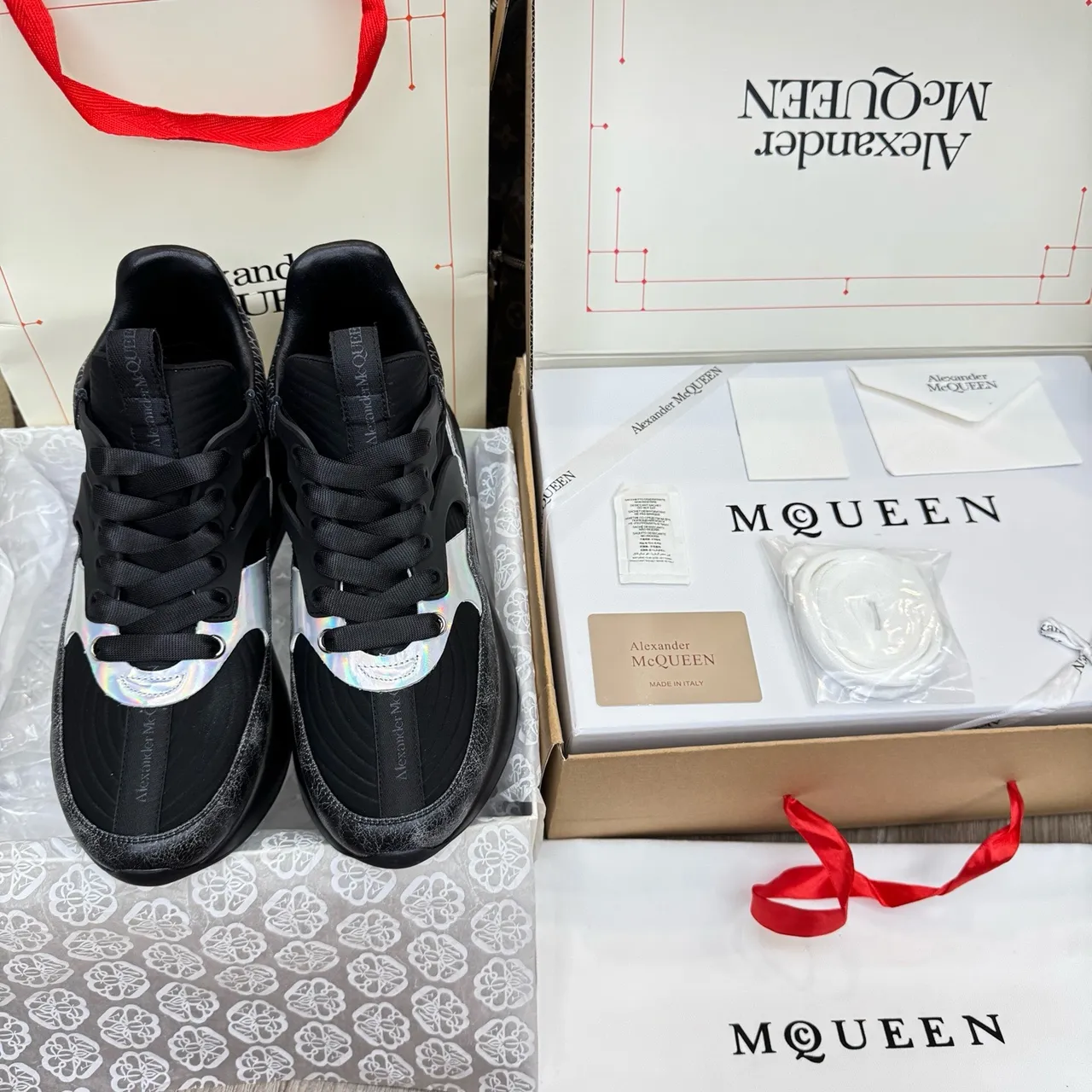 Alexander McQueen حذاء رياضي كبير الحجم أسود فضي قاعدة منحوتة نسيج جلد متشقق حذاء ثقيل 2