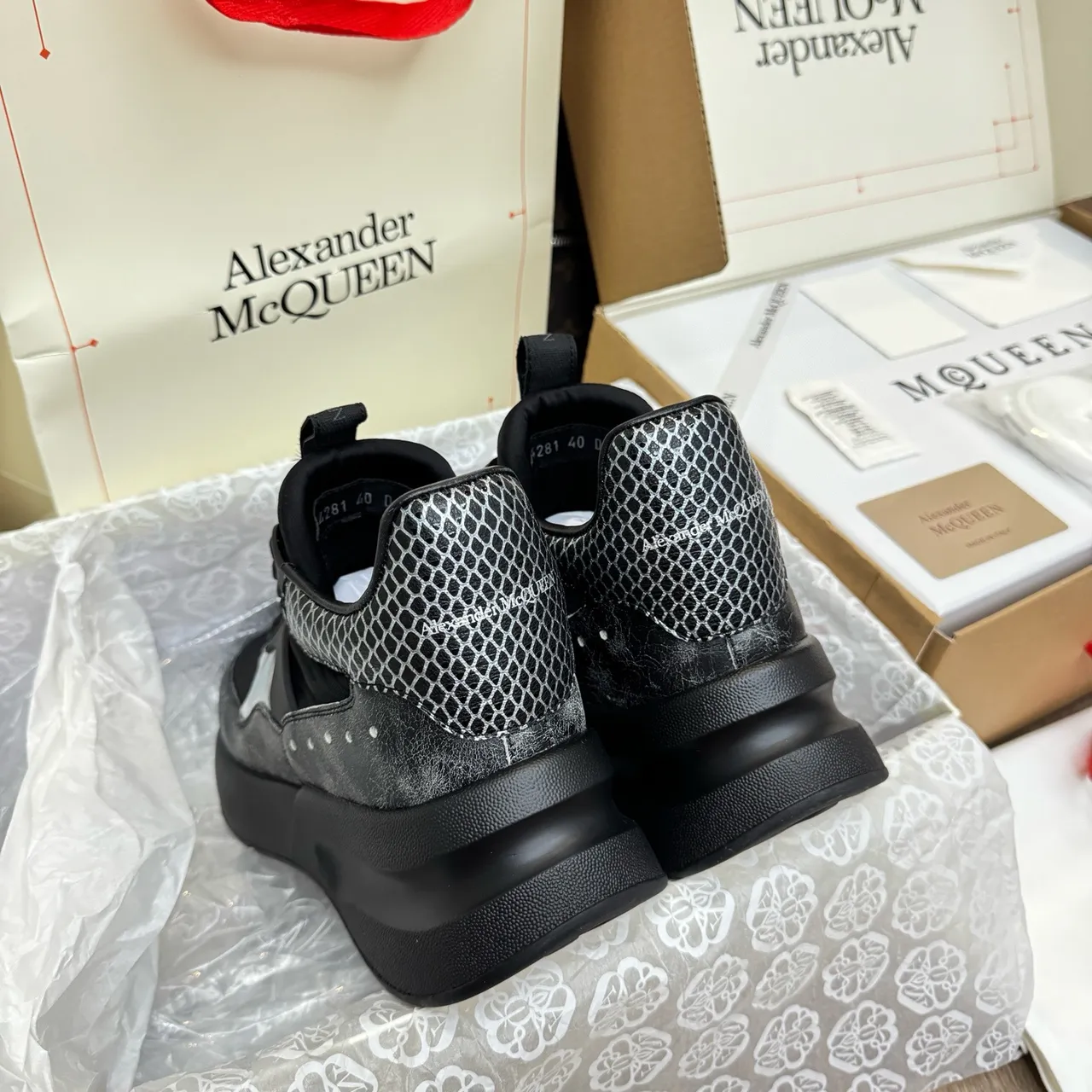 Alexander McQueen حذاء رياضي كبير الحجم أسود فضي قاعدة منحوتة نسيج جلد متشقق حذاء ثقيل 5