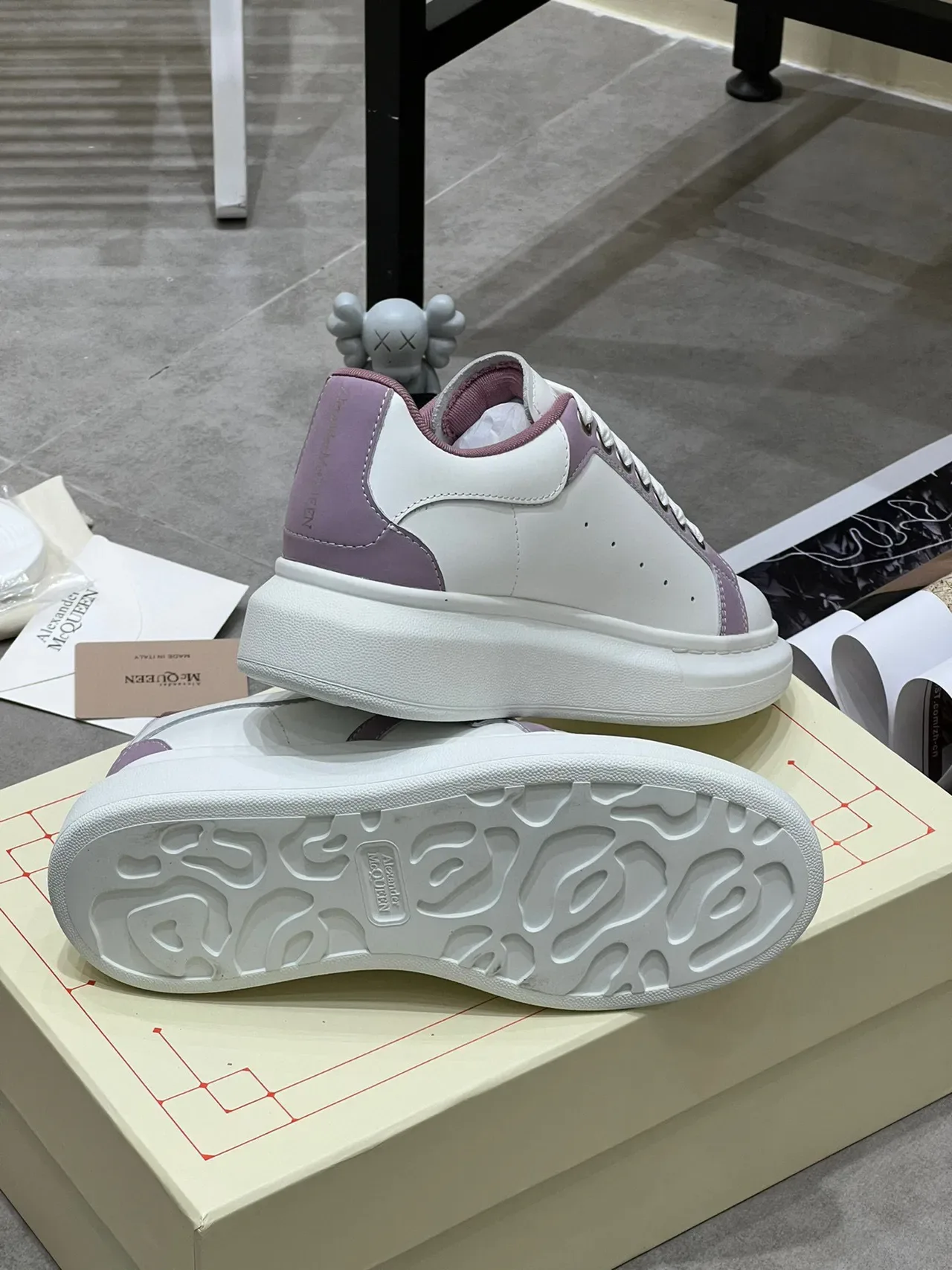 Alexander McQueen Sneakers Oversized Blanc et Lavande Lifestyle 2
