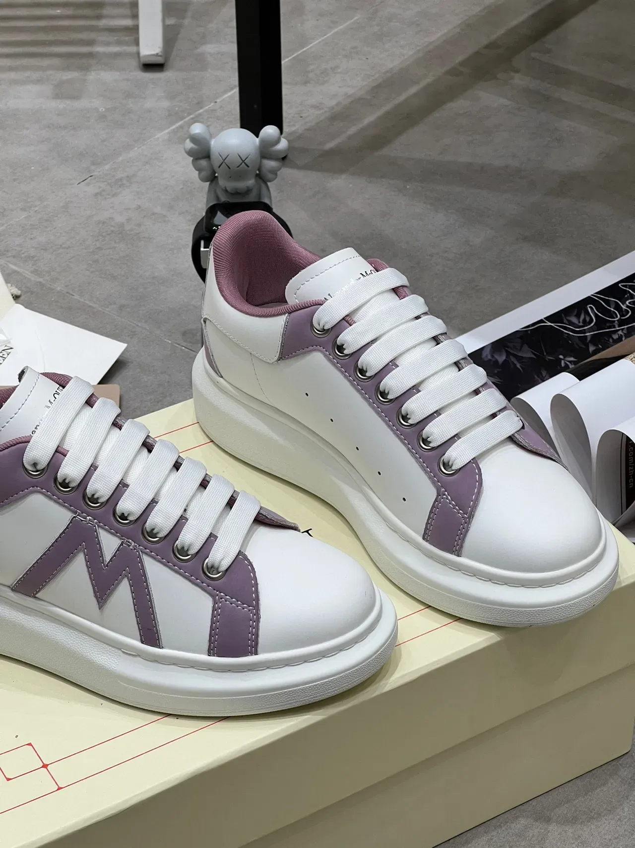 Alexander McQueen Sneakers Oversized Blanc et Lavande Lifestyle 3