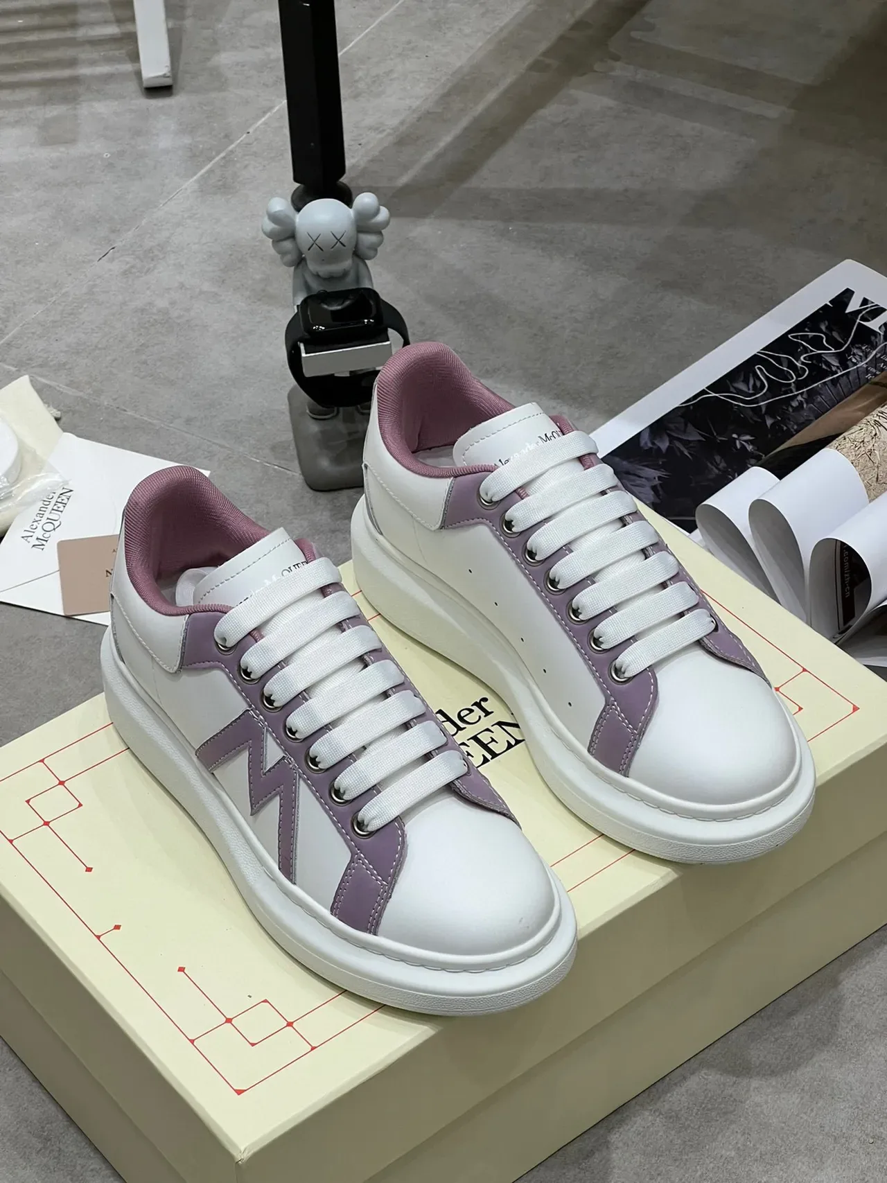 Alexander McQueen Sneakers Oversized Blanc et Lavande Lifestyle 4