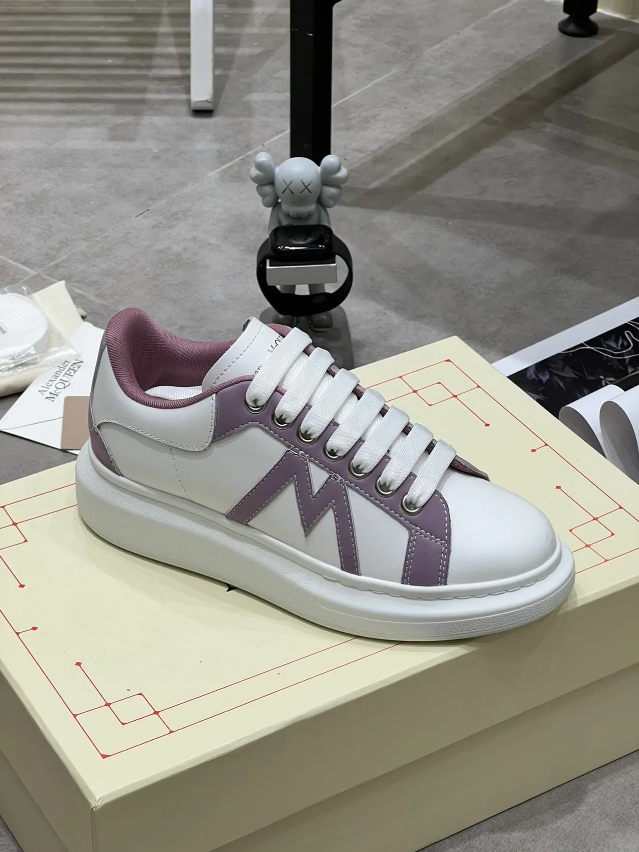Alexander McQueen Sneakers Oversized Blanc et Lavande Lifestyle 5