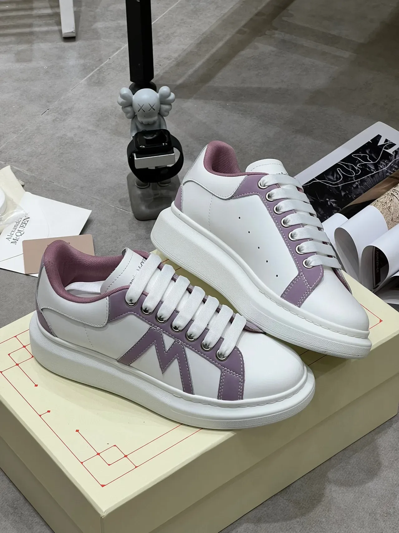 Alexander McQueen Sneakers Oversized Blanc et Lavande Lifestyle 6