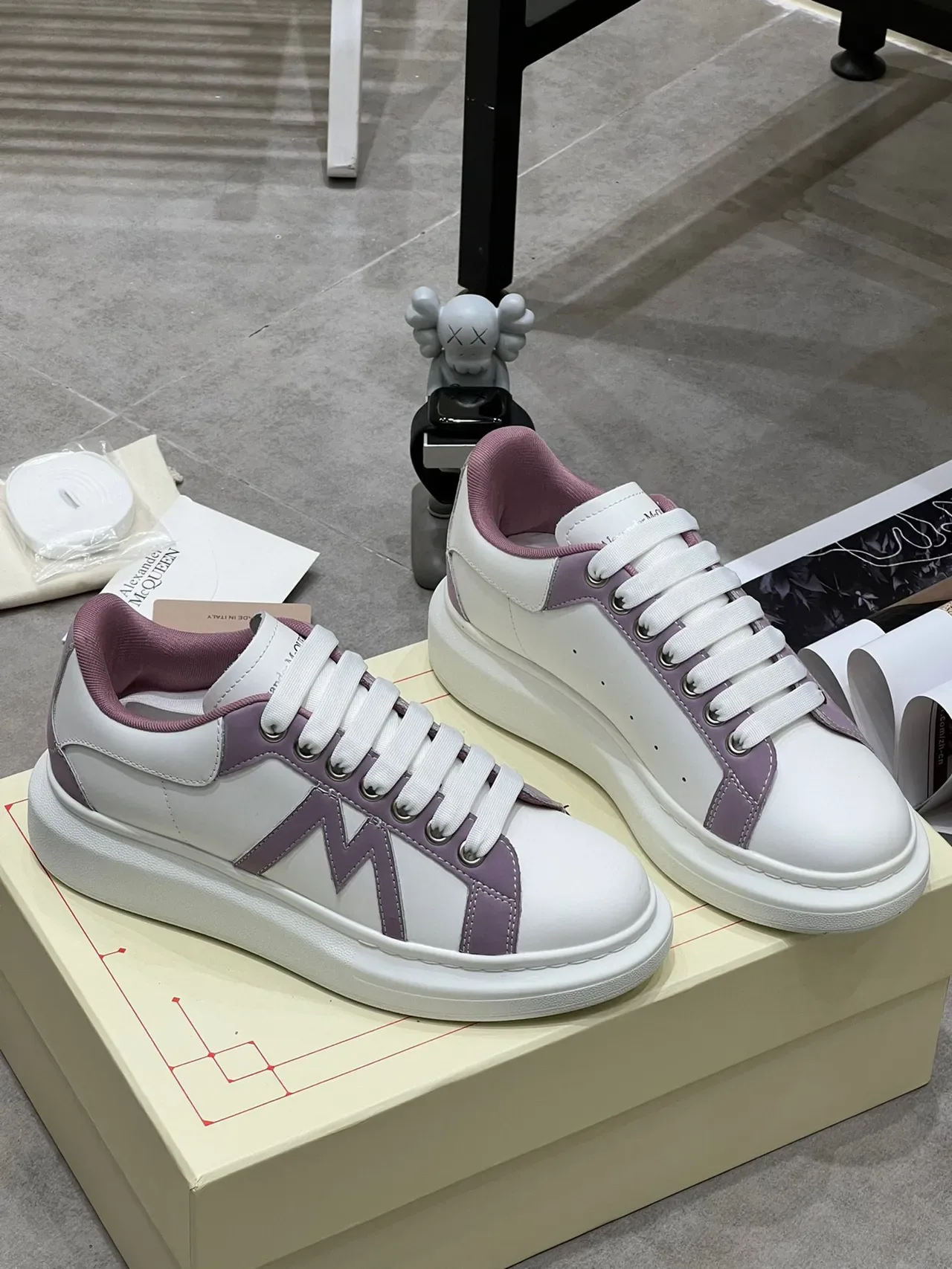 Alexander McQueen Sneakers Oversized Blanc et Lavande Lifestyle 7
