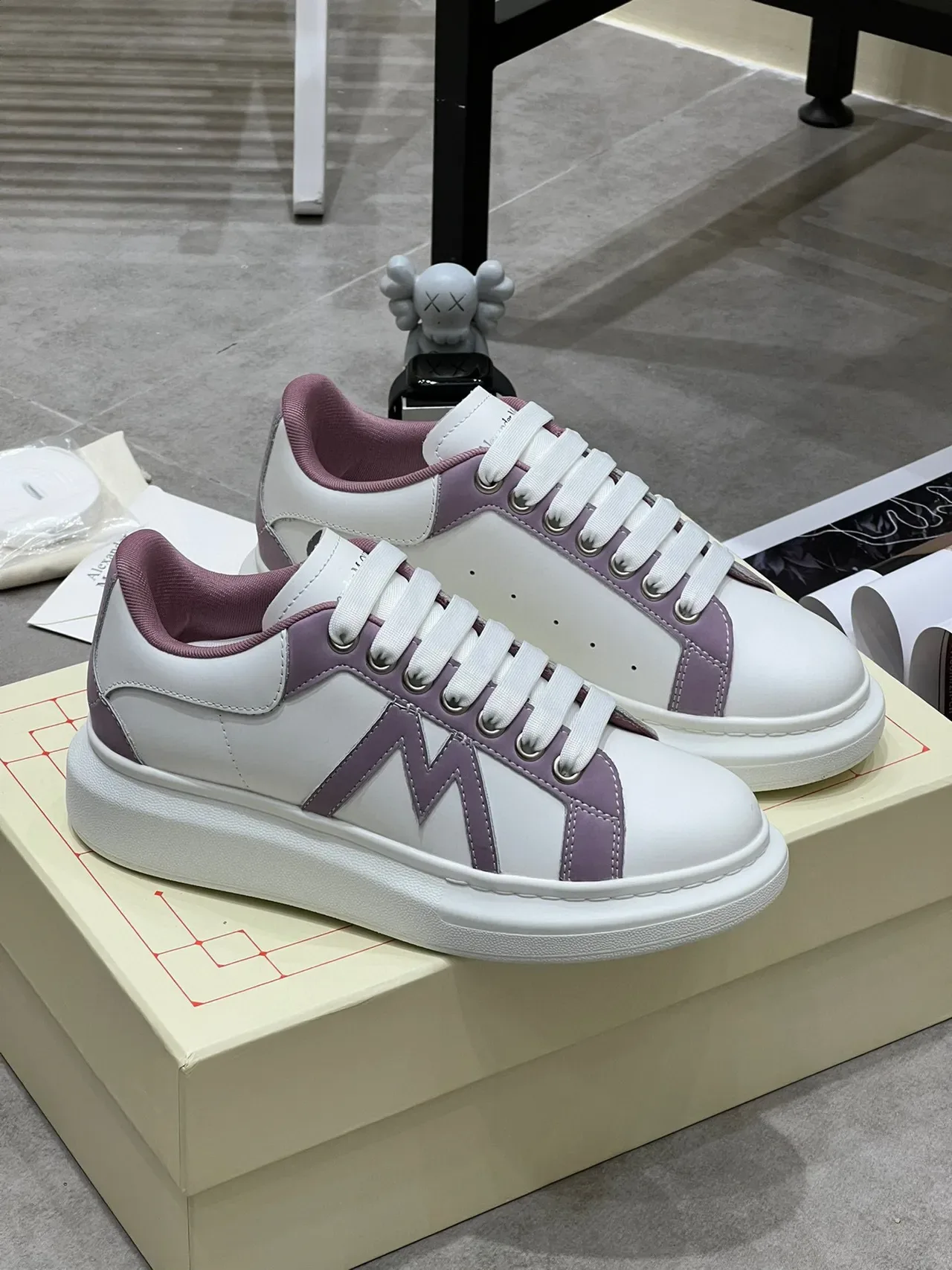 Alexander McQueen Sneakers Oversized Blanc et Lavande Lifestyle 8