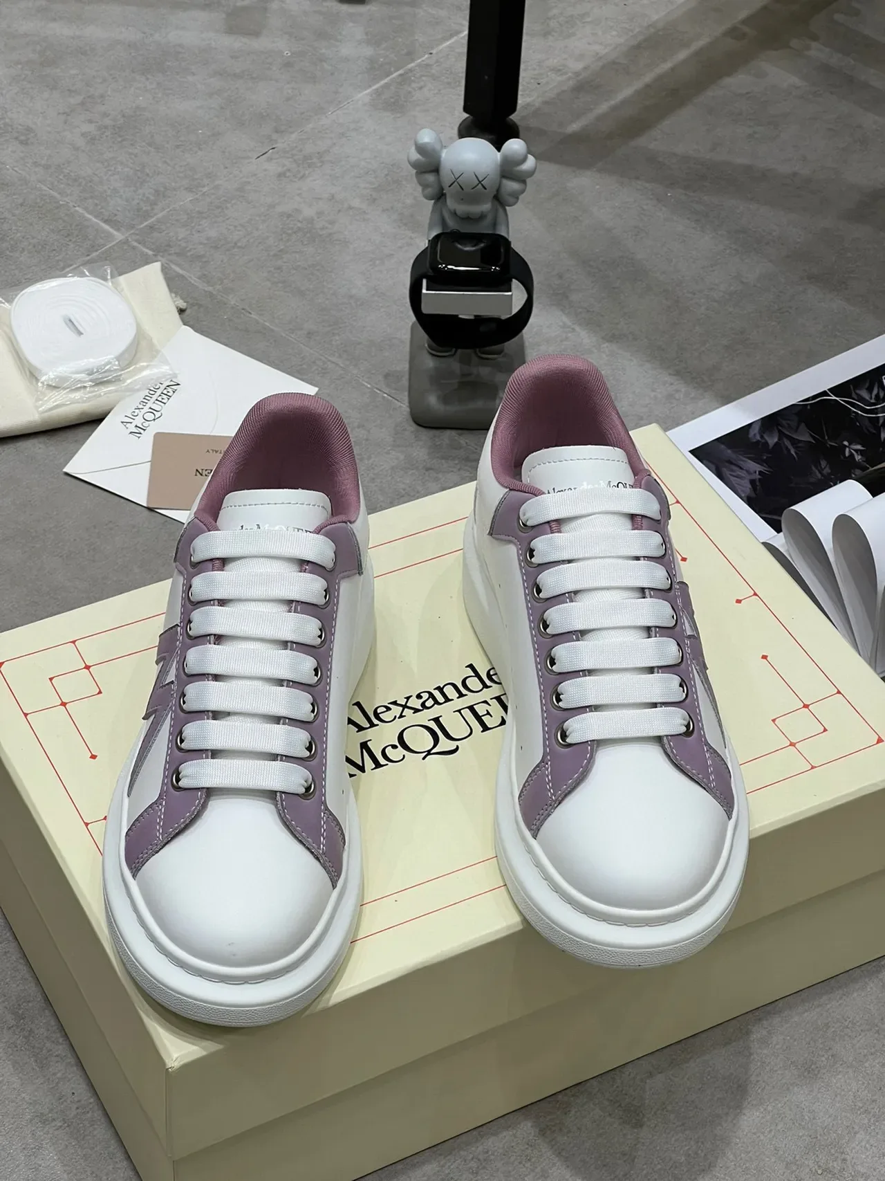 Alexander McQueen Sneakers Oversized Blanc et Lavande Lifestyle 9