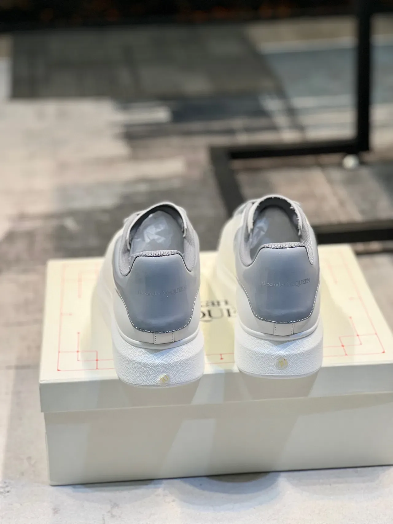 Alexander McQueen Tênis Oversized Branco e Cinza Claro Lifestyle 2