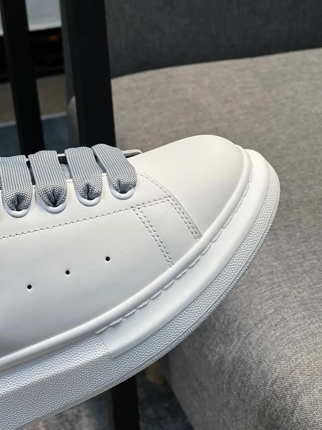 Alexander McQueen Tênis Oversized Branco e Cinza Claro Lifestyle 3
