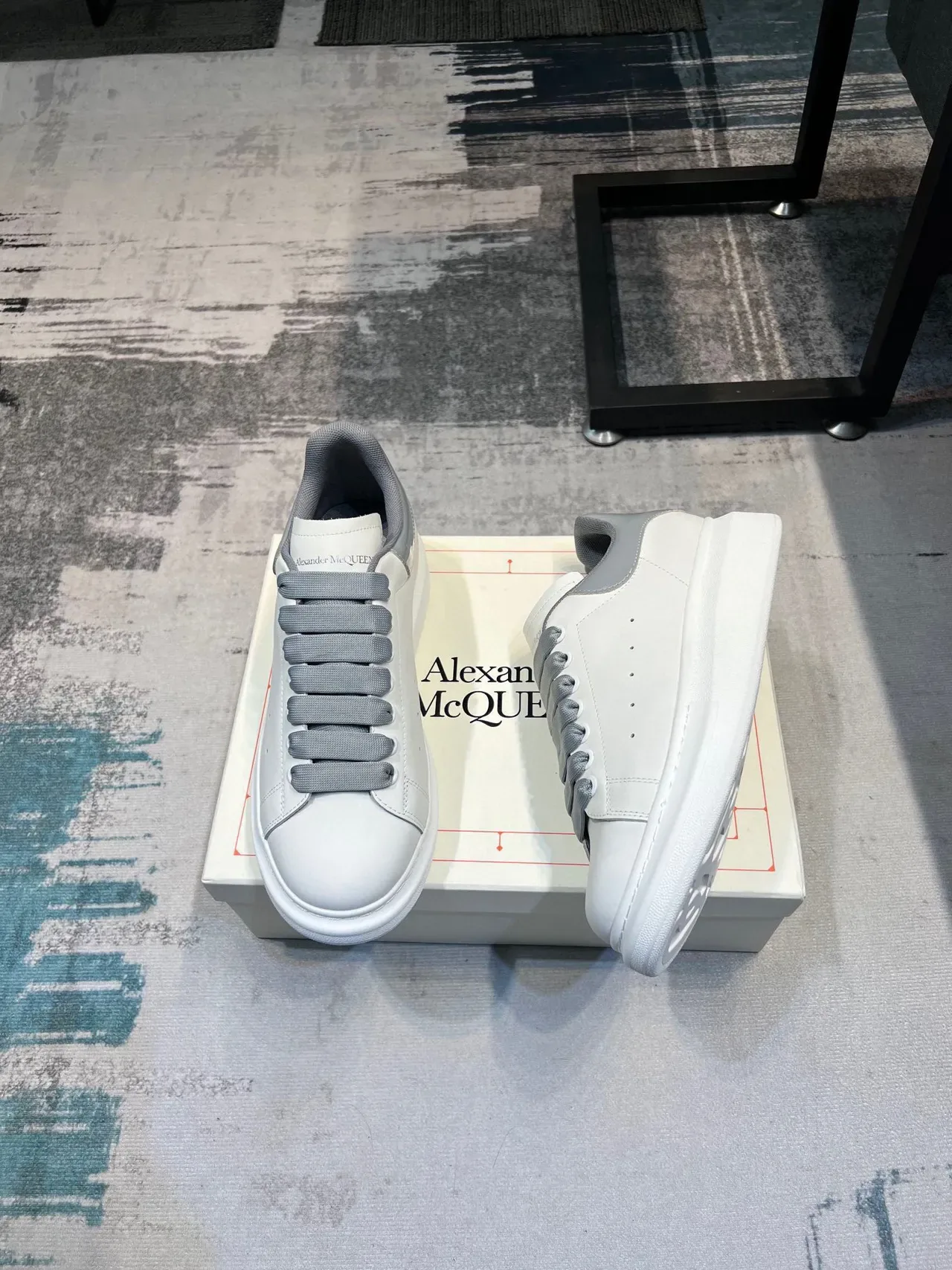 Alexander McQueen Tênis Oversized Branco e Cinza Claro Lifestyle 4