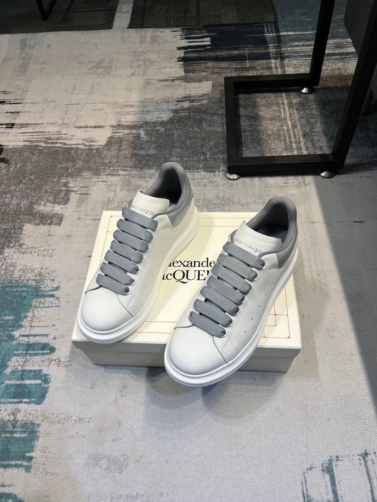 Alexander McQueen Tênis Oversized Branco e Cinza Claro Lifestyle 5