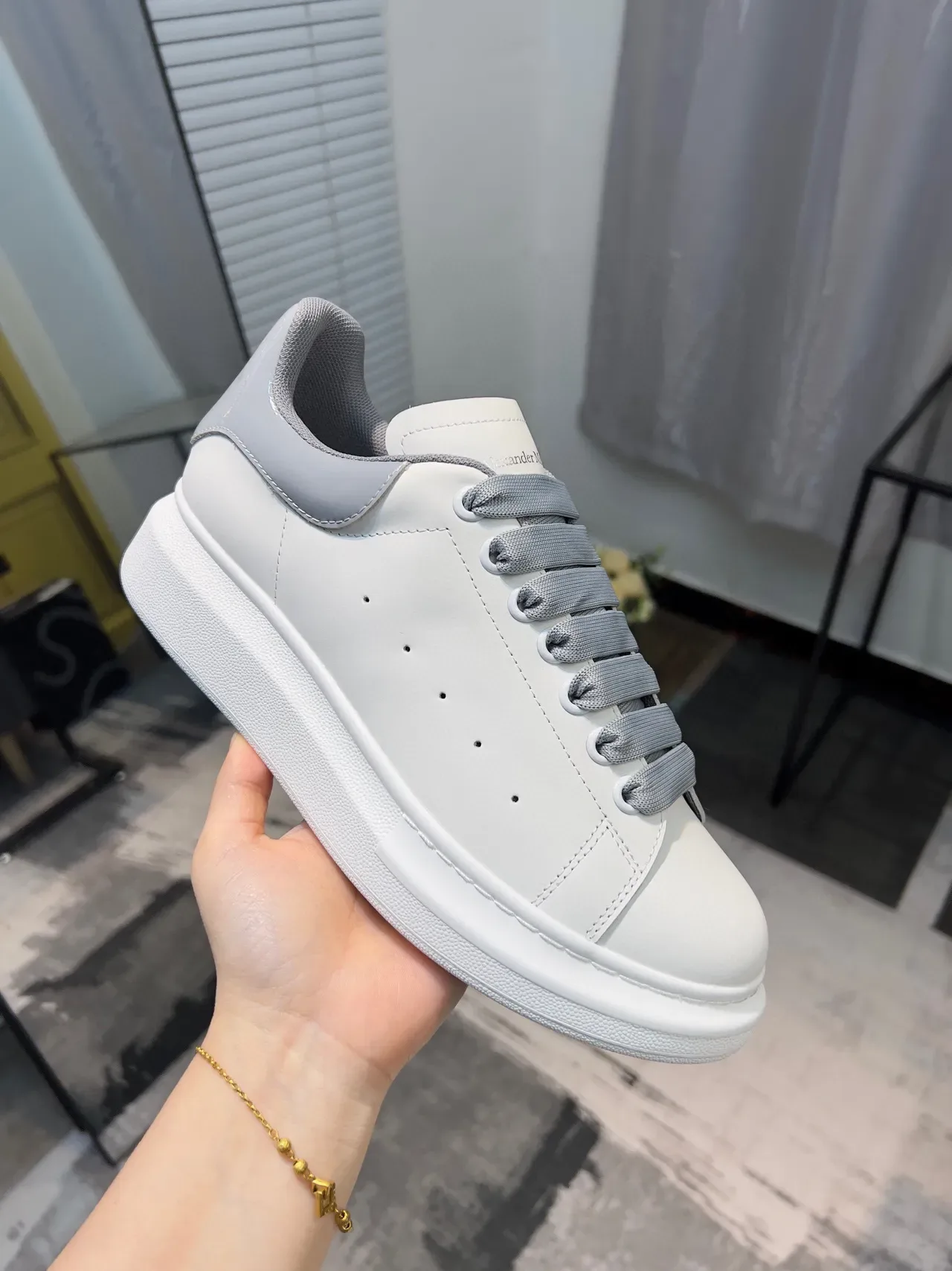 Alexander McQueen Tênis Oversized Branco e Cinza Claro Lifestyle 6