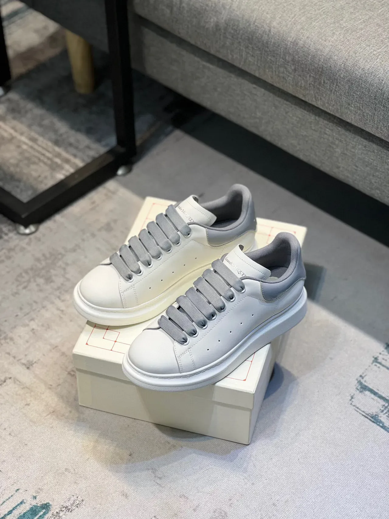 Alexander McQueen Tênis Oversized Branco e Cinza Claro Lifestyle 7
