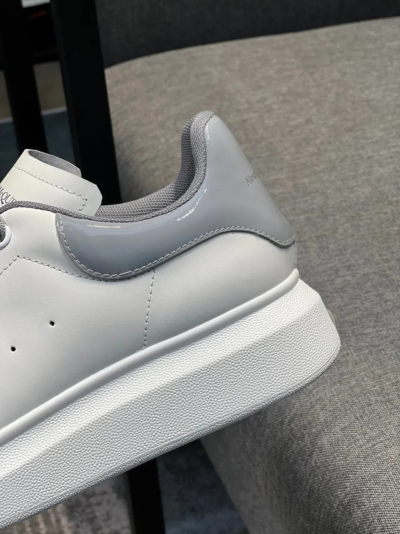 Alexander McQueen Tênis Oversized Branco e Cinza Claro Lifestyle 8