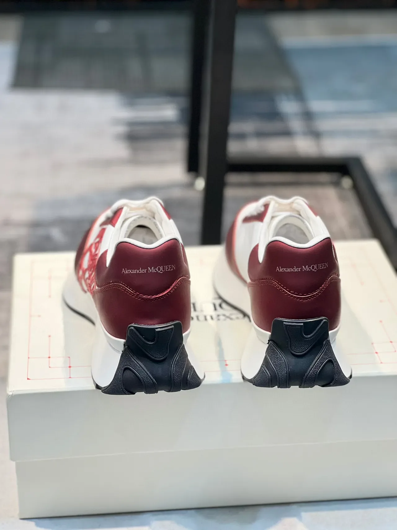 Alexander McQueen Zapatillas Lifestyle Oversized Blancas y Rojas 2