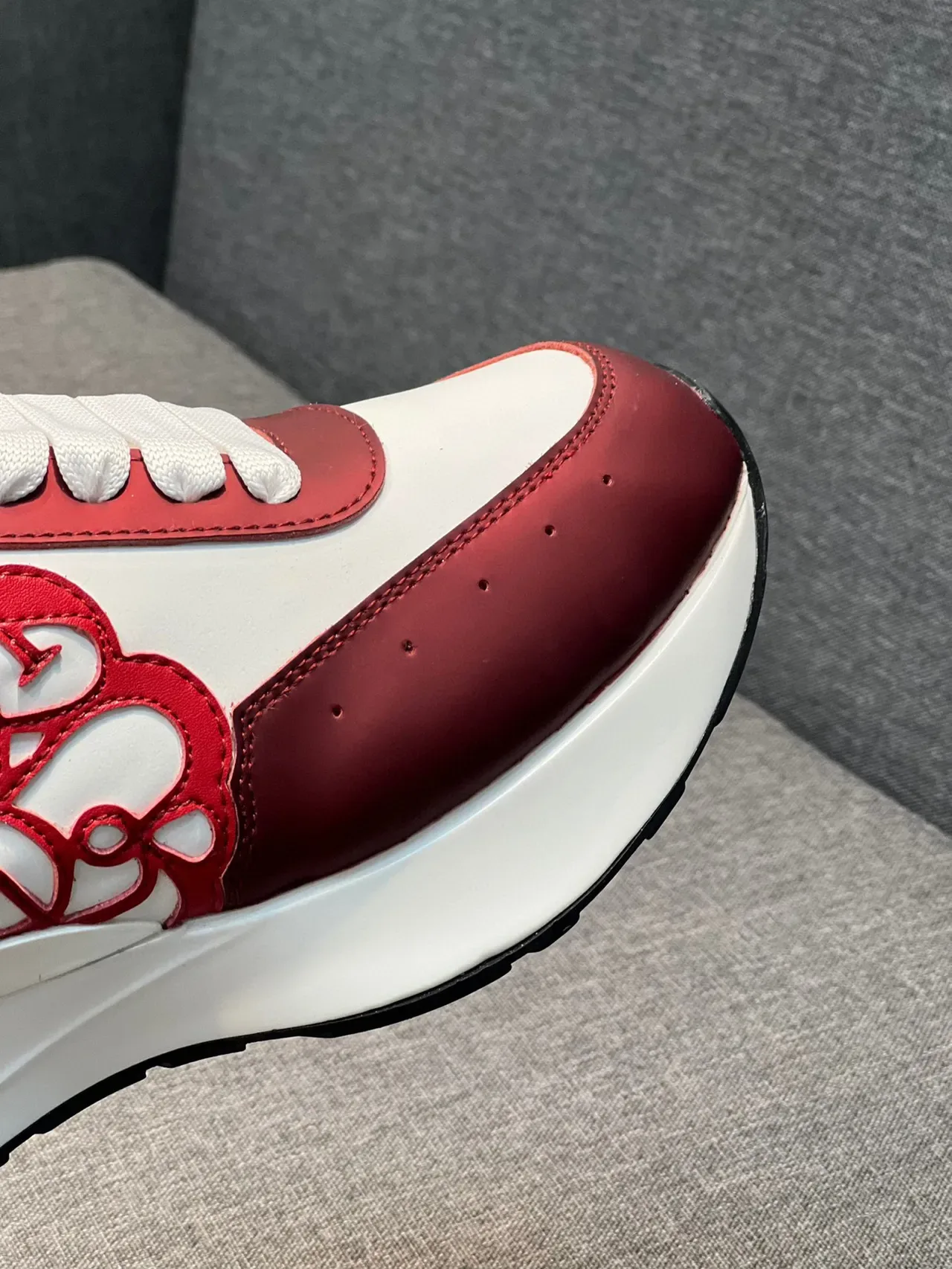 Alexander McQueen Zapatillas Lifestyle Oversized Blancas y Rojas 3