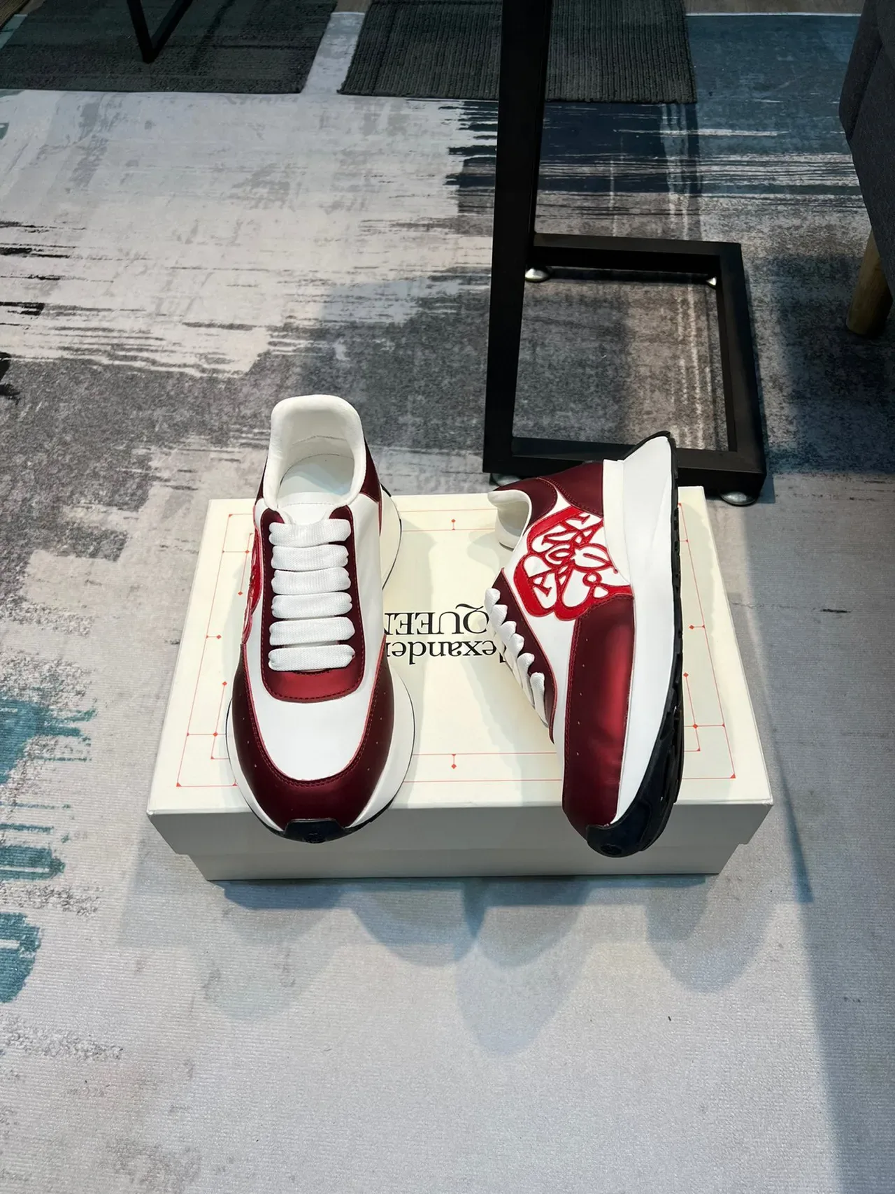Alexander McQueen Zapatillas Lifestyle Oversized Blancas y Rojas 4