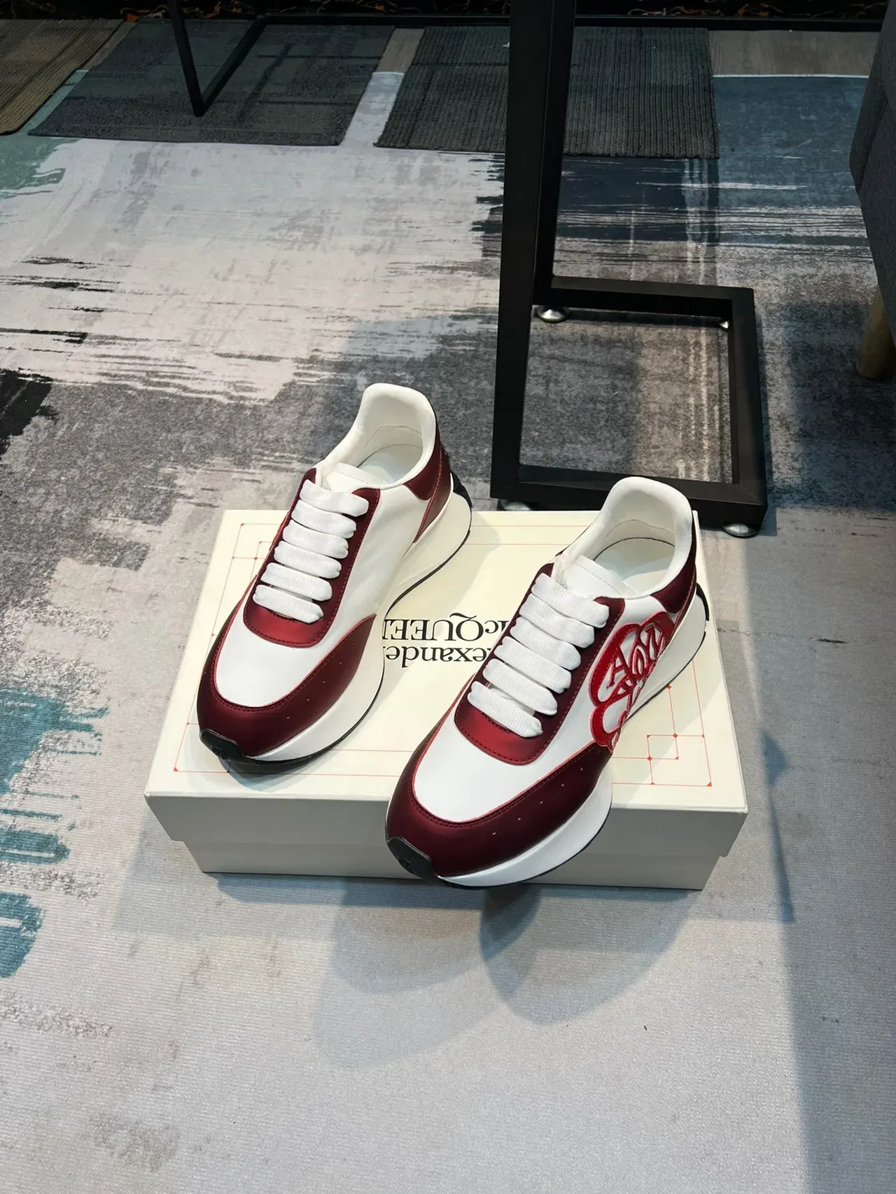 Alexander McQueen Zapatillas Lifestyle Oversized Blancas y Rojas 5