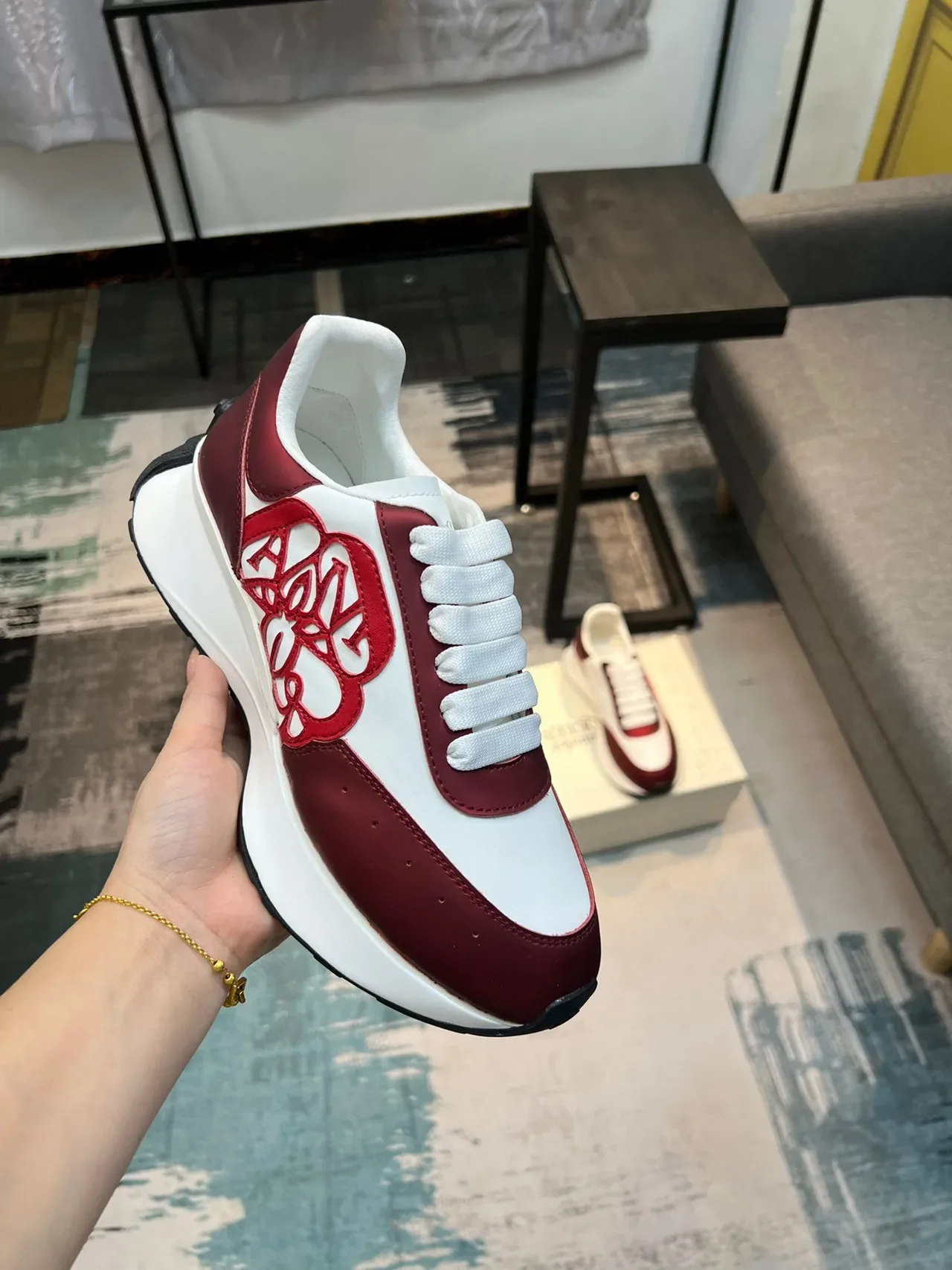 Alexander McQueen Zapatillas Lifestyle Oversized Blancas y Rojas 6