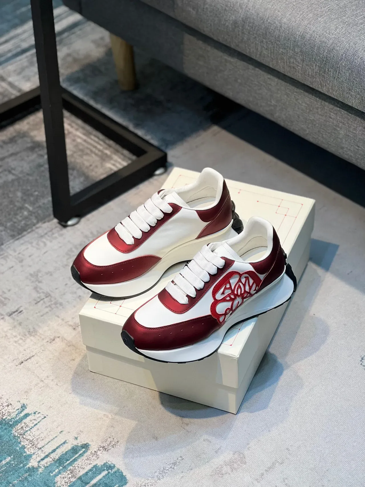 Alexander McQueen Zapatillas Lifestyle Oversized Blancas y Rojas 7