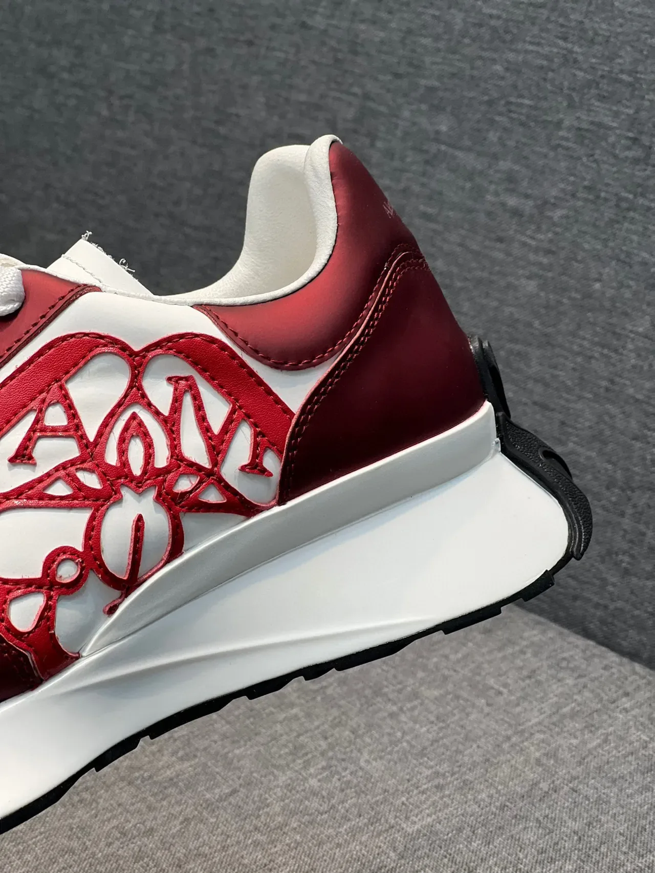 Alexander McQueen Zapatillas Lifestyle Oversized Blancas y Rojas 9