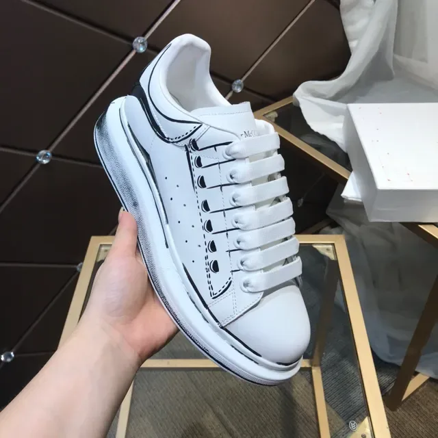 Alexander McQueen Tênis Oversized Branco Preto Couro Superior Detalhe Esboço de Linha Estilo de Vida 2