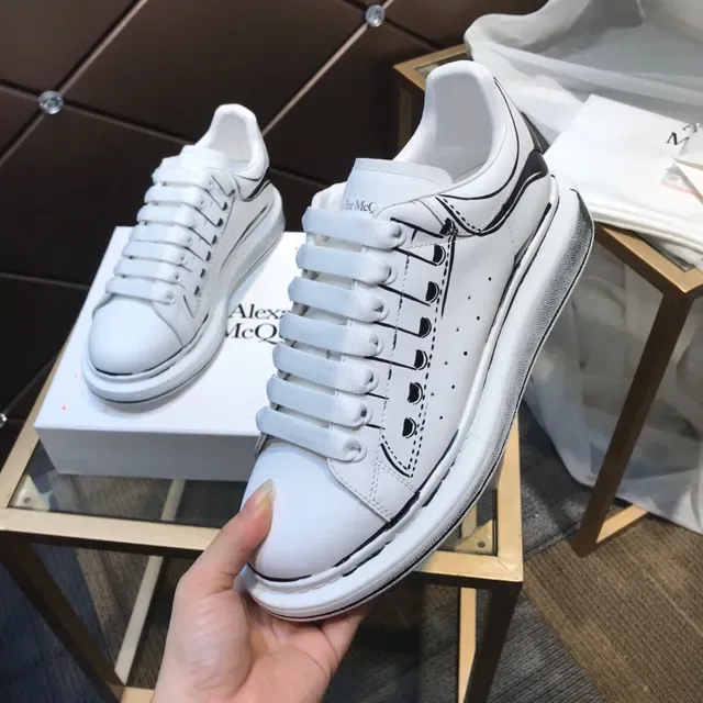 Alexander McQueen Tênis Oversized Branco Preto Couro Superior Detalhe Esboço de Linha Estilo de Vida 3