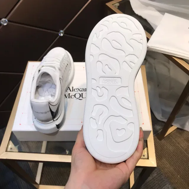 Alexander McQueen Tênis Oversized Branco Preto Couro Superior Detalhe Esboço de Linha Estilo de Vida 4