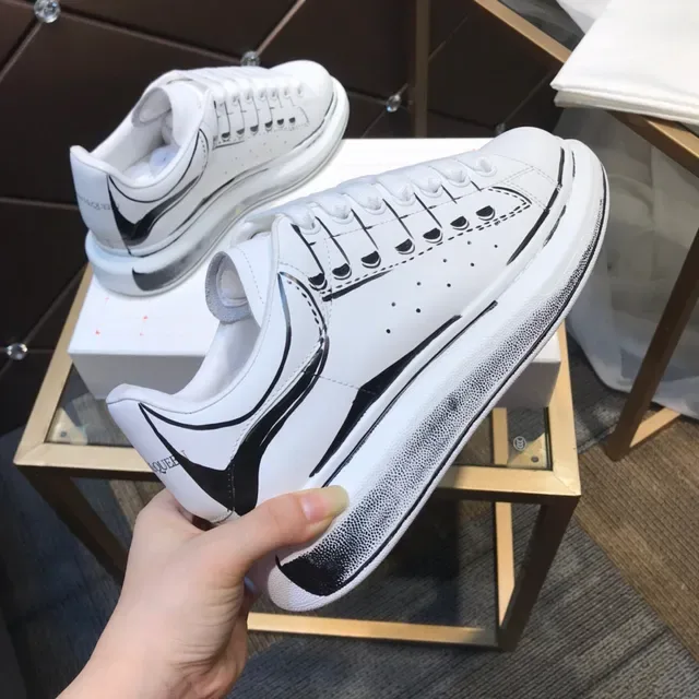 Alexander McQueen Tênis Oversized Branco Preto Couro Superior Detalhe Esboço de Linha Estilo de Vida 5