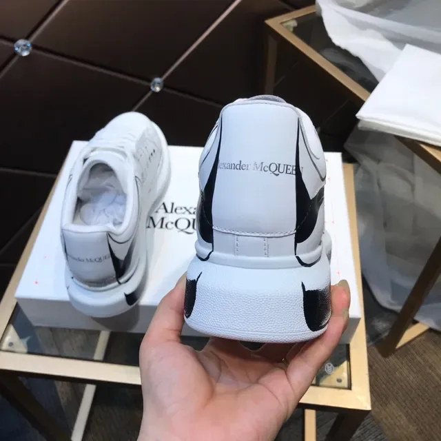 Alexander McQueen Tênis Oversized Branco Preto Couro Superior Detalhe Esboço de Linha Estilo de Vida 6