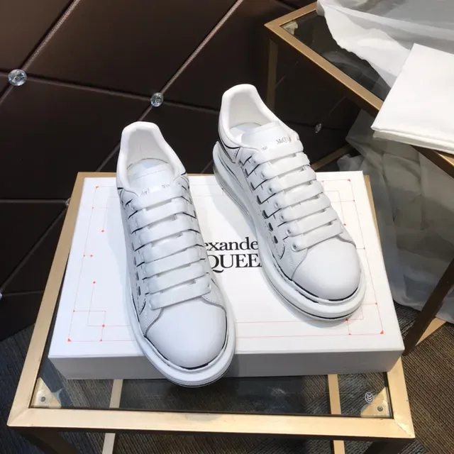 Alexander McQueen Tênis Oversized Branco Preto Couro Superior Detalhe Esboço de Linha Estilo de Vida 7