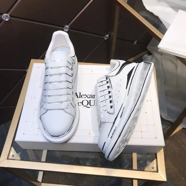 Alexander McQueen Tênis Oversized Branco Preto Couro Superior Detalhe Esboço de Linha Estilo de Vida 8