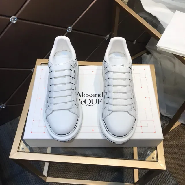 Alexander McQueen Tênis Oversized Branco Preto Couro Superior Detalhe Esboço de Linha Estilo de Vida 9