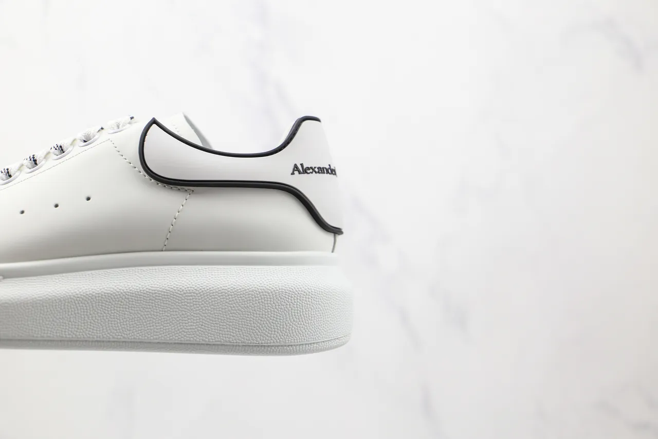 Alexander McQueen oversized sneaker，白色黑色，平台鞋底，光滑皮革鞋面，生活方式运动鞋 3