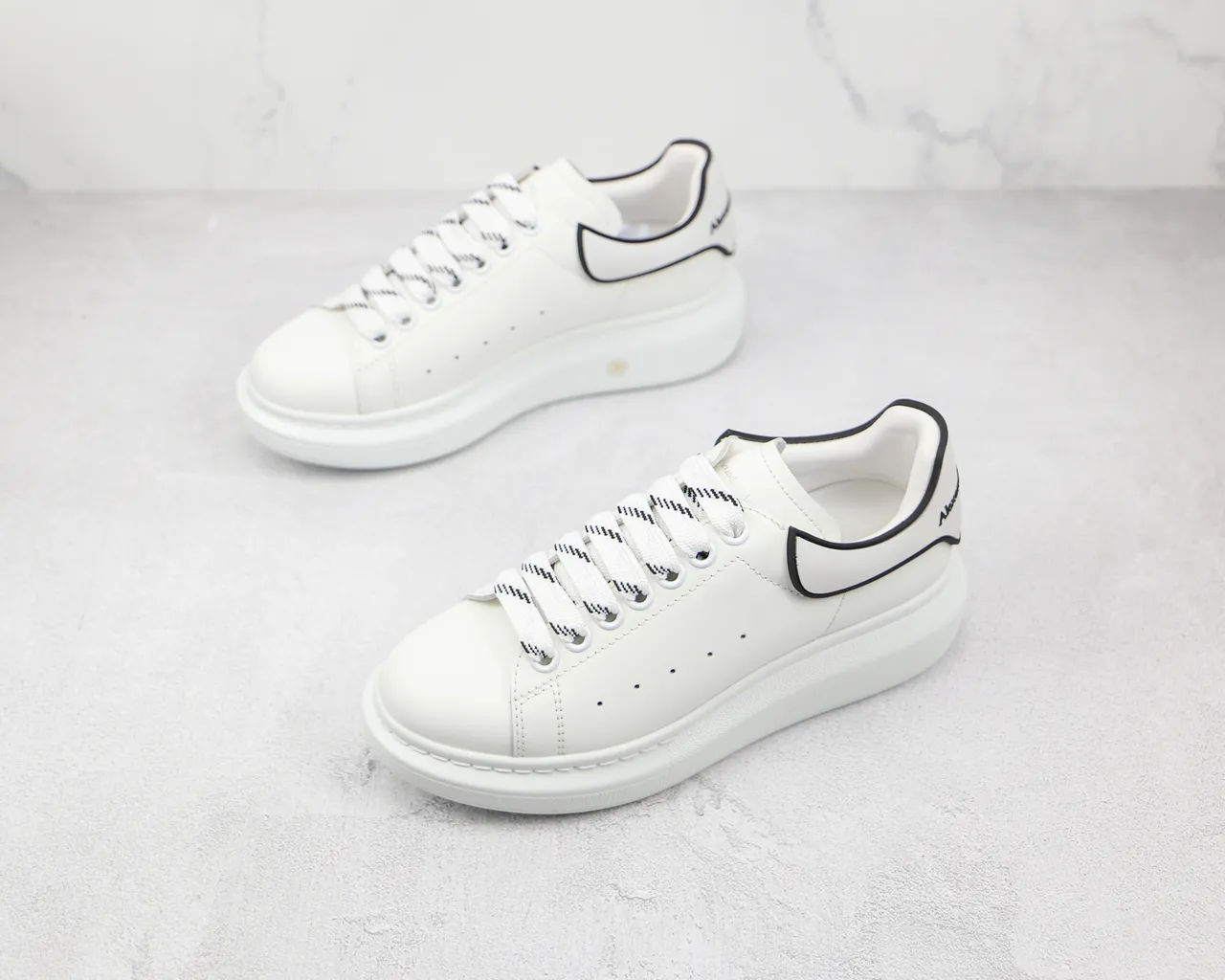 Alexander McQueen oversized sneaker，白色黑色，平台鞋底，光滑皮革鞋面，生活方式运动鞋 7