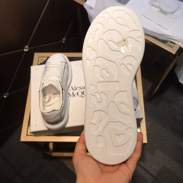 Alexander McQueen Oversized Sneaker White Black Silhouette Leather Upper Lifestyle Sneakers 3