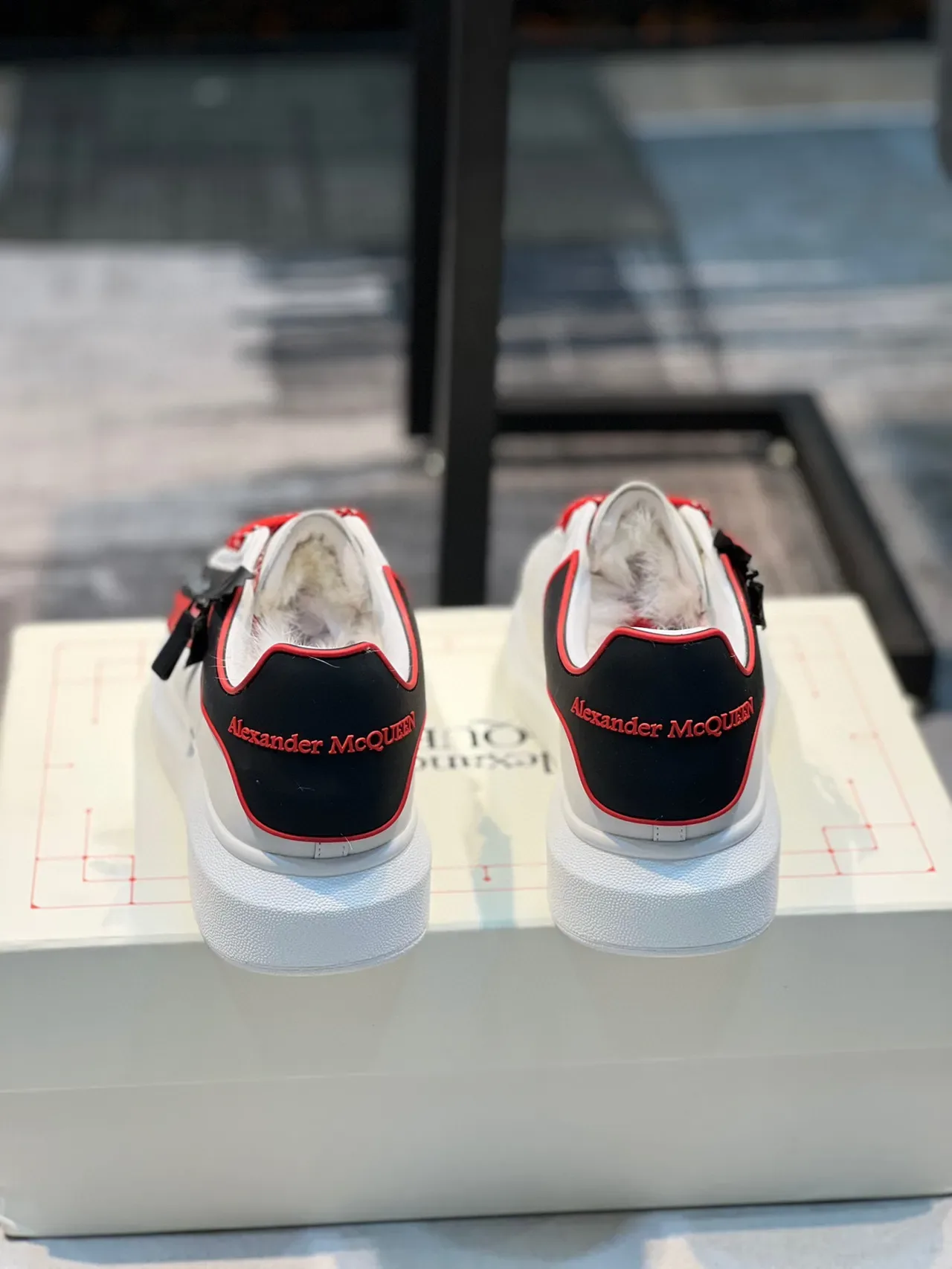 Alexander McQueen Zapatillas oversized blanco rojo negro estilo de vida 2