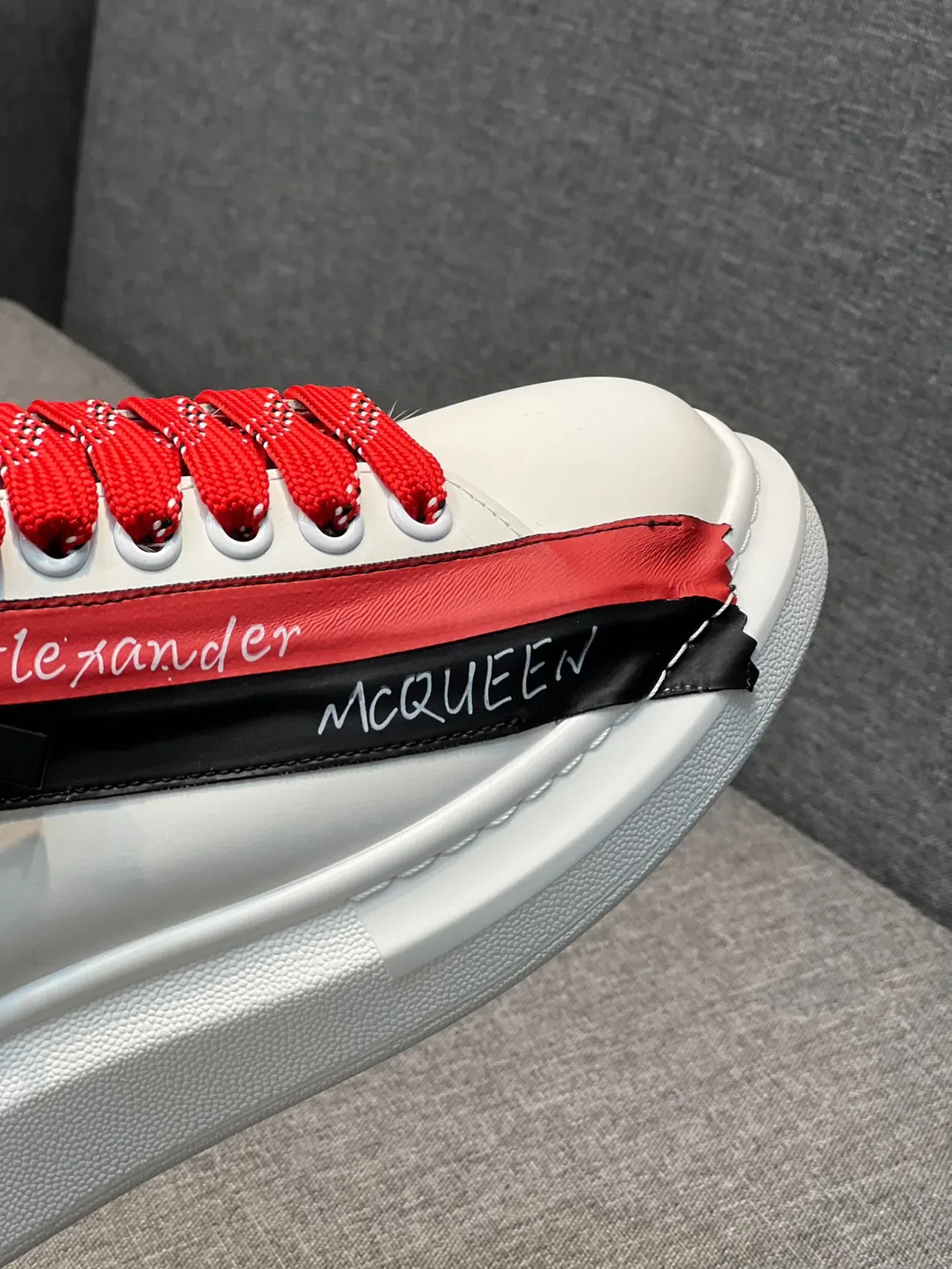 Alexander McQueen Zapatillas oversized blanco rojo negro estilo de vida 3