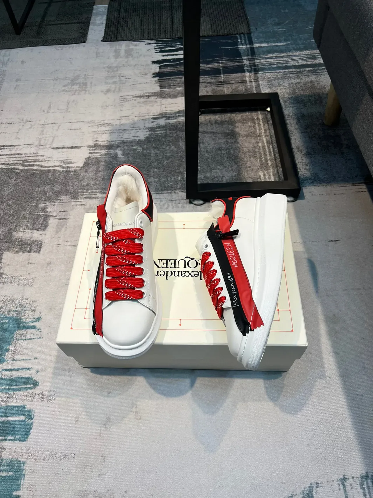 Alexander McQueen Zapatillas oversized blanco rojo negro estilo de vida 4