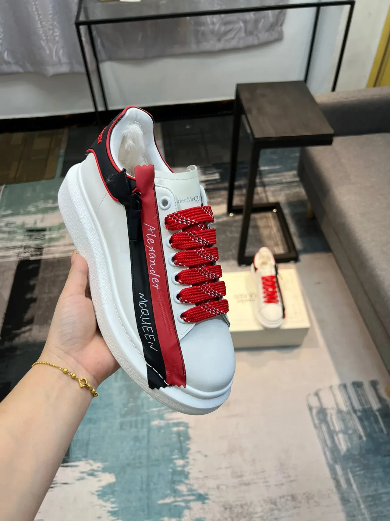 Alexander McQueen Zapatillas oversized blanco rojo negro estilo de vida 5